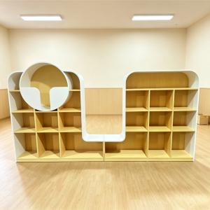 Modern Irregular Wooden Kids Bookshelf Floor Standing Open Storage Rack for Kindergarten Classroom Nursery Daycare Home Living